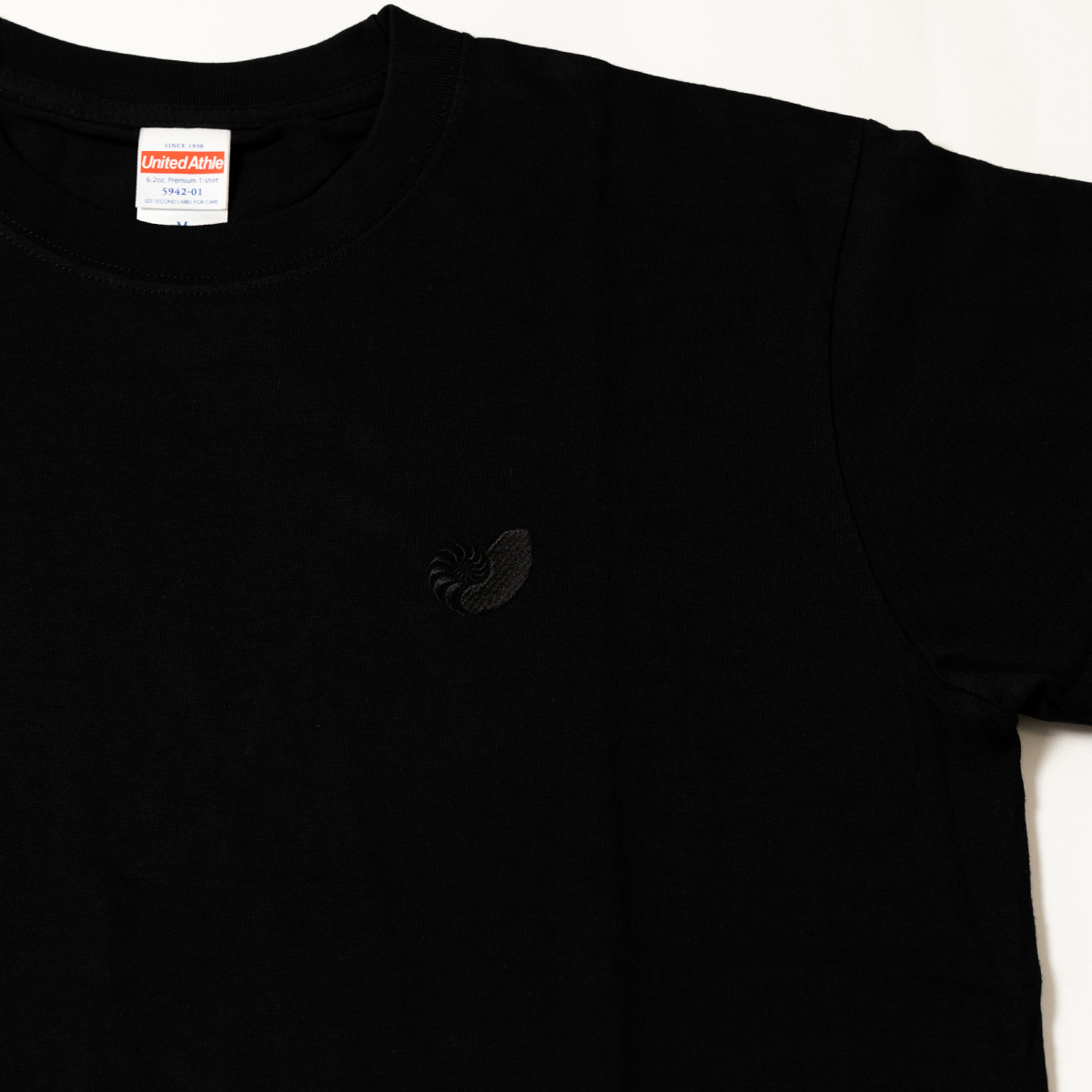 太古のカロ貝刺繍Tシャツ 黒【MASEKI OFFICIAL GOODS SHOP】